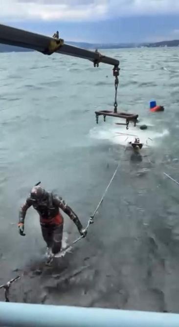 Sarıyerde lodos nedeniyle balıkçı teknesi battı; vinç yardımıyla çıkarıldı