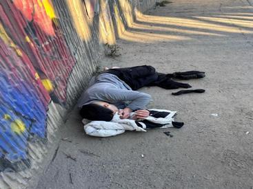 Video uğruna üst geçidin altından geçmeye çalışırken düşüp 2 bacağını kırdı