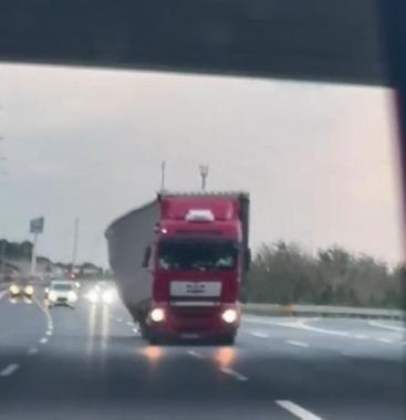 TIR şoförü zikzak çizerek ilerledi; dorsedeki yükler yola savruldu