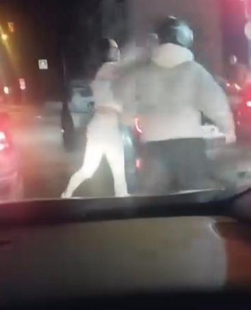 Trafikte kendisini uyaran motosiklet sürücüsüne tekme tokat saldırdı