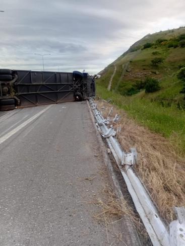 Yolcu otobüsü refüje çarpıp devrildi: 36 yaralı
