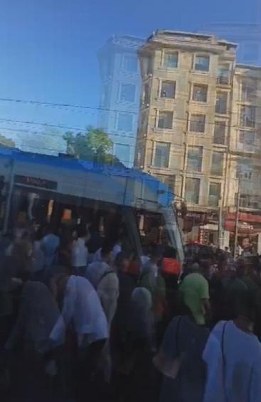 Fatihte raylara düşüp tramvayın altında kalan çocuk öldü