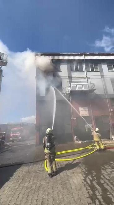 Başakşehirde iş yerinde çıkan yangın söndürüldü