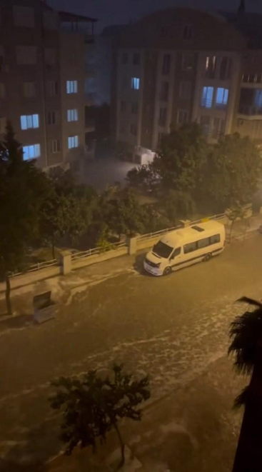 Antalyada şiddetli yağış; rögarlar taştı, yollarda dolu birikintileri oluştu
