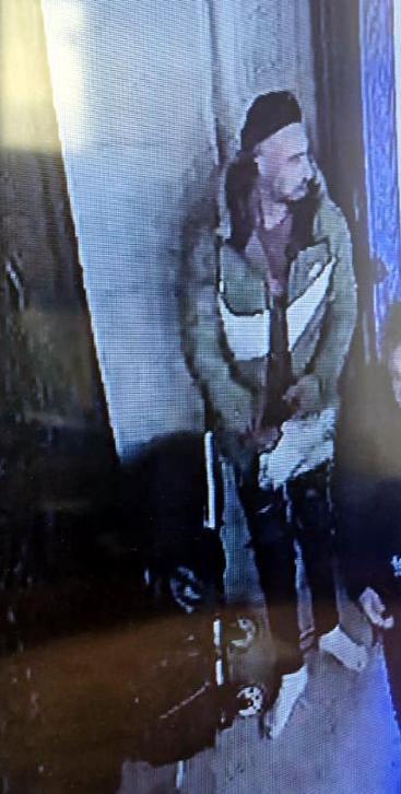 Avcılar’da camide namaz kılanların çantalarını çalan şüpheli kamerada