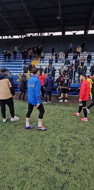 Sarıyer’de amatör lig maçı sonrası stadyum karıştı; futbolcularla taraftarlar birbirine girdi