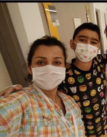 Anne ve oğlu, el ele kanseri yendi