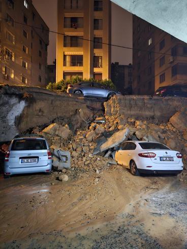 Maltepede istinat duvarının park halindeki 3 aracın üzerine çöktüğü anlar kamerada
