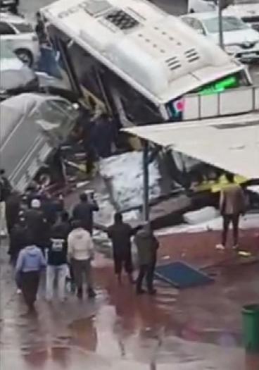 Esenlerde İETT otobüsü otoparktaki araçlara çarptı