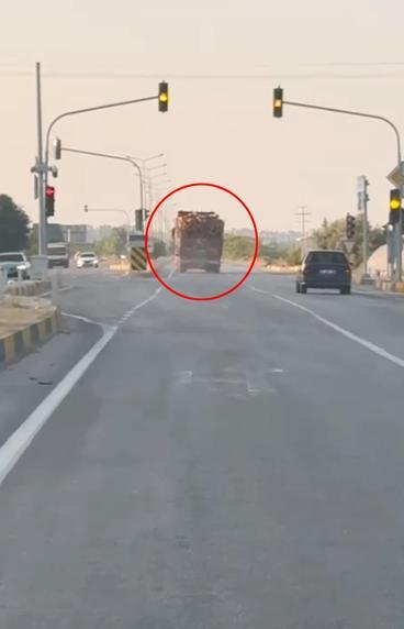 Trafikte şoförünün kontrolsüz ilerlediği tomruk yüklü TIR, refüje devrildi