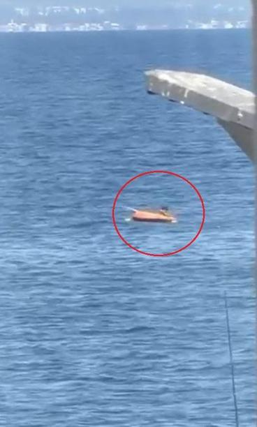 Botla denizde sürüklenen genci Sahil Güvenlik ekiplerinin kurtardığı anlar kamerada