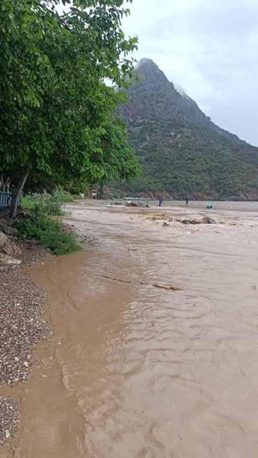 Antalyada yağmur sonrası dere taştı; Adrasanda turizm tesisleri zarar gördü