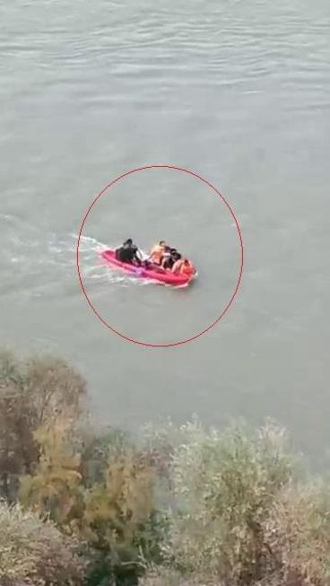 Su seviyesi yükselen nehirde mahsur kalan aile kurtarıldı