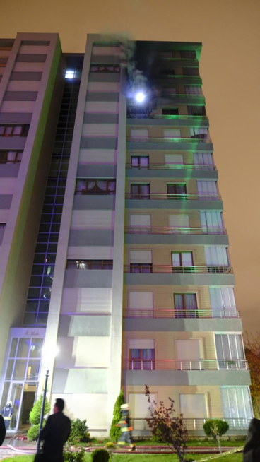 Konyada 11 katlı apartmanda çıkan yangında, eski bakanın annesi dumandan etkilendi