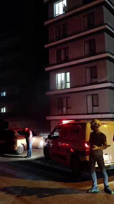 Apartmanın altındaki oto galeri yandı; binadan kaçmaya çalışan 2 kişi öldü, 14 kişi dumandan etkilendi