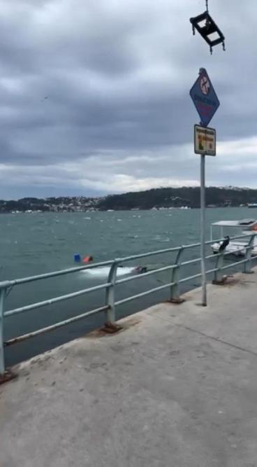 Sarıyerde lodos nedeniyle balıkçı teknesi battı; vinç yardımıyla çıkarıldı