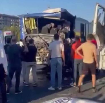 TEMde 2 otobüs ve 1 kamyonun karıştığı zincirleme kaza: 1 ölü, 21 yaralı