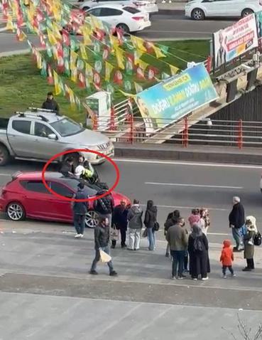 Tartıştığı polislerin üzerine otomobil sürüp, bir kişiye çarparak kaçtı; o anlar kamerada