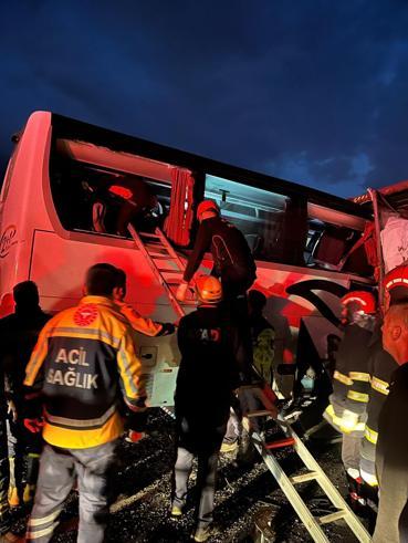 Yolcu otobüsü, otoyolda TIRa çarptı; 6 ölü, 11 yaralı
