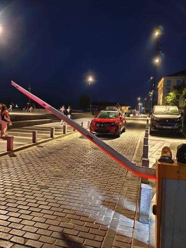 Beşiktaş’ta polis noktasında bariyeri kırdı; sürücünün kaçmaya çalıştığı anlar kamerada