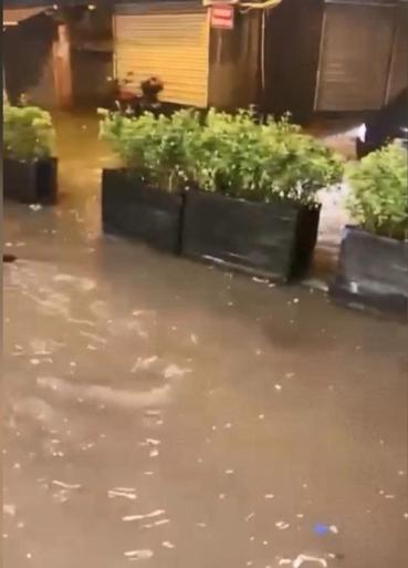 İstanbulda cadde ve sokaklar göle döndü