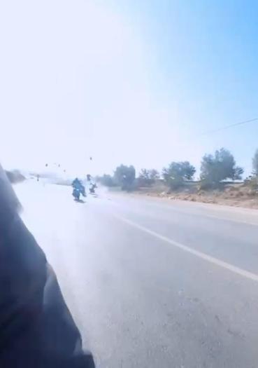 Geziden dönenlerin konvoyundaki motosiklet, otomobille çarpıştı: 1 ölü, 1 ağır yaralı