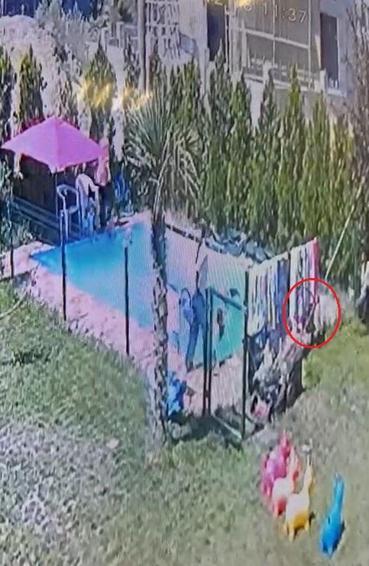 Epilepsi hastası Berra, havuzda boğulma tehlikesi geçirirken yaşanan panik kamerada