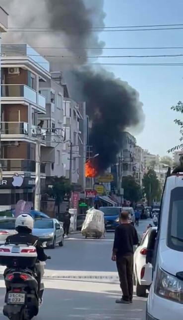 İzmirde 3 katlı binada yangın