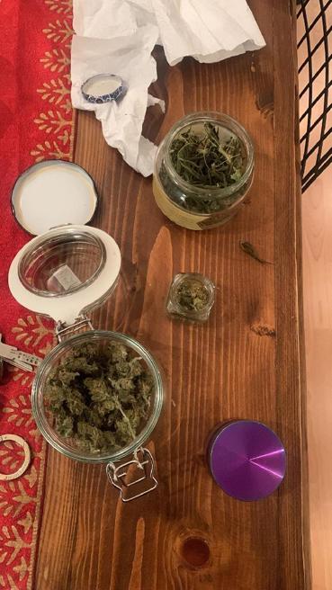 Ünlü oyuncu eşine şiddet uygulamak ve uyuşturucu madde bulundurmakla suçlanıyor