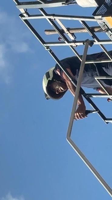 Avcılar’da aracın motor bölümüne sıkışan kediyi yolda fark etti; itfaiye kurtardı