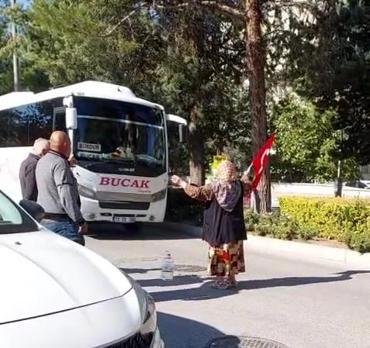 Yolu kesip, Sumud filosuna saldırıyı protesto etti