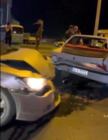 Yolun karşısına geçmeye çalışan yayalara otomobil çarptı: 1 ölü, 1 yaralı