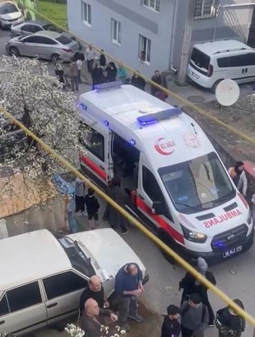 Merdivenlerden düşüp yan yatan araçta sıkışan yolcuyu itfaiye kurtardı; o anlar kamerada