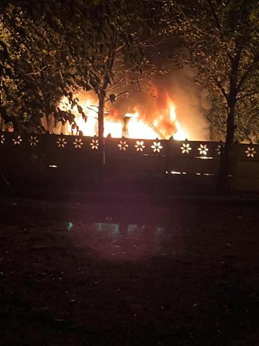 Şehit polis memurunun babasının aracı, park halindeyken yandı