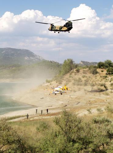 Kırıma uğrayan yangın söndürme uçağı gölden çıkarıldı