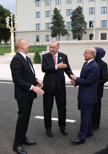 Cumhurbaşkanı Erdoğan, Azerbaycan Cumhurbaşkanı Aliyev ve Pakistan Başbakanı Şerif ile hatıra fotoğrafı çektirdi