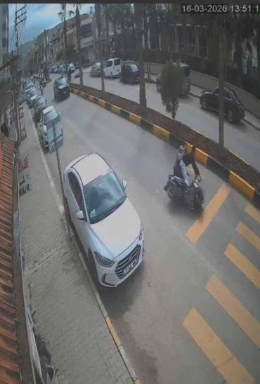 Devrilen motosikletteki 2 kişi yaralandı; kaza kamerada