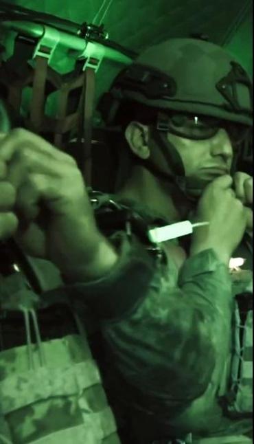 Kayseride komandolar gece atlayışı gerçekleştirdi