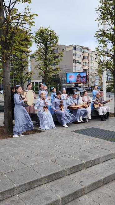 Tataristanlı çocuklardan Taksim’de 23 Nisan gösterisi