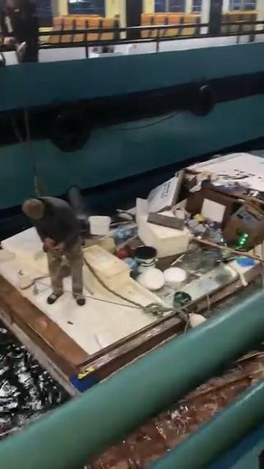 Üsküdarda yolcu motoru balıkçı teknesine çarptı