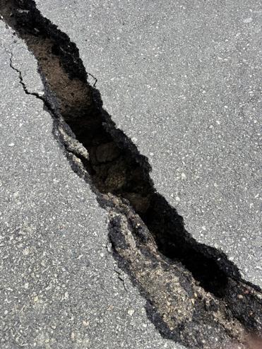 Kastamonuda heyelan nedeniyle sahil yolunda yarıklar oluştu