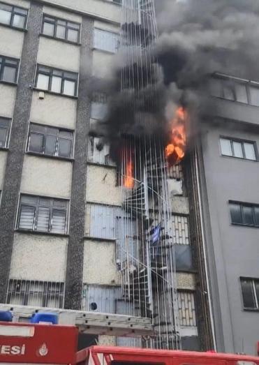 Sultangazide ayakkabı imalathanesinde çıkan yangın söndürüldü