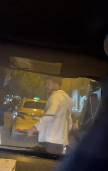 Beyoğlu’nda taksiye tekme atıp şoförü tehdit etti: Git bunları kaportacıya yaptır