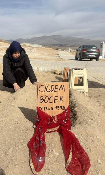 Zehirlenme şüphesiyle hayatını kaybeden aile; baba, 2 çocuğu ve eşinin yanına defnedildi