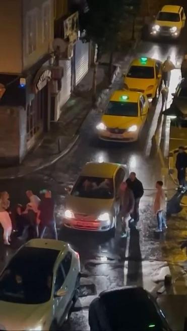 Şişli’de yol kavgası: Araçtaki yolcuyu camdan çıkarmaya çalıştı