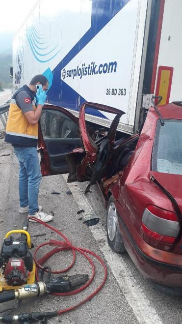 Tokatta otomobil, TIRa çarptı: 3 ölü