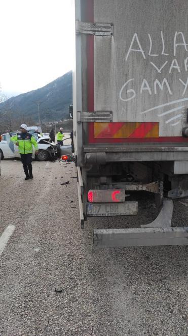 Otomobil, park halindeki TIRa çarptı: 2 ölü, 1 yaralı