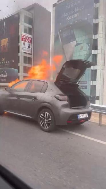 Üsküdar’da seyir halindeki otomobil alev alev yandı