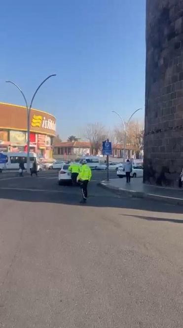 Trafik polisleri, arızalanan otomobili iterek sürücüye yardım etti