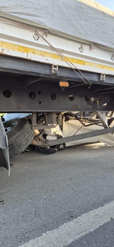 Otomobil, TIRın altına girdi: 1 ölü, 1 yaralı